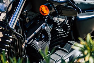 Paphos Kıbrıs 01 Mart 2020 'de Paphos sokaklarına park etmiş Harley Davidson motosikletinin görüntüsü