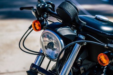 Paphos Kıbrıs 01 Mart 2020 'de Paphos sokaklarına park etmiş Harley Davidson motosikletinin görüntüsü