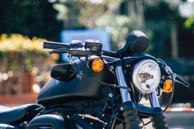 Paphos Kıbrıs 01 Mart 2020 'de Paphos sokaklarına park etmiş Harley Davidson motosikletinin görüntüsü