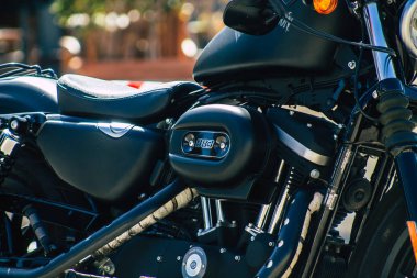 Paphos Kıbrıs 01 Mart 2020 'de Paphos sokaklarına park etmiş Harley Davidson motosikletinin görüntüsü