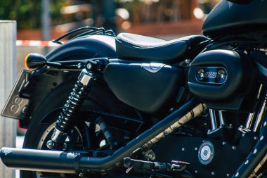 Paphos Kıbrıs 01 Mart 2020 'de Paphos sokaklarına park etmiş Harley Davidson motosikletinin görüntüsü