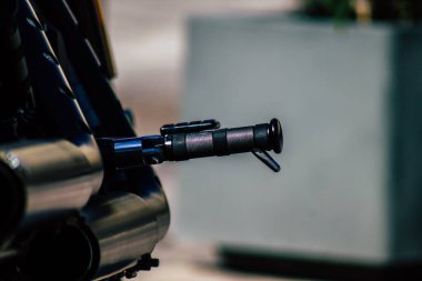 Paphos Kıbrıs 01 Mart 2020 'de Paphos sokaklarına park etmiş Harley Davidson motosikletinin görüntüsü