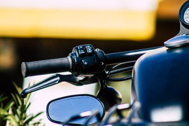 Paphos Kıbrıs 01 Mart 2020 'de Paphos sokaklarına park etmiş Harley Davidson motosikletinin görüntüsü