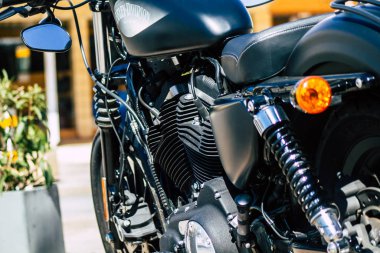 Paphos Kıbrıs 01 Mart 2020 'de Paphos sokaklarına park etmiş Harley Davidson motosikletinin görüntüsü