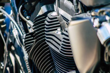 Paphos Kıbrıs 01 Mart 2020 'de Paphos sokaklarına park etmiş Harley Davidson motosikletinin görüntüsü