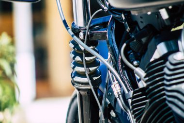 Paphos Kıbrıs 01 Mart 2020 'de Paphos sokaklarına park etmiş Harley Davidson motosikletinin görüntüsü