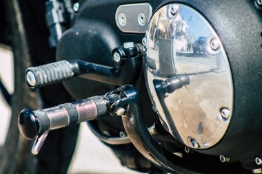 Paphos Kıbrıs 01 Mart 2020 'de Paphos sokaklarına park etmiş Harley Davidson motosikletinin görüntüsü