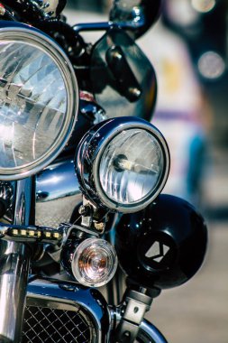 Paphos Kıbrıs 01 Mart 2020 'de Paphos sokaklarına park etmiş bir Zafer motosikletinin görüntüsü