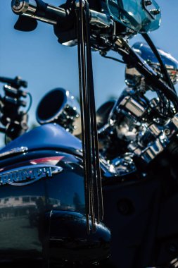 Paphos Kıbrıs 01 Mart 2020 'de Paphos sokaklarına park etmiş bir Zafer motosikletinin görüntüsü