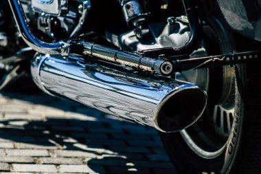 Paphos Kıbrıs 01 Mart 2020 'de Paphos sokaklarına park etmiş bir Zafer motosikletinin görüntüsü