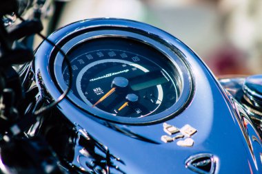 Paphos Kıbrıs 01 Mart 2020 'de Paphos sokaklarına park etmiş bir Zafer motosikletinin görüntüsü