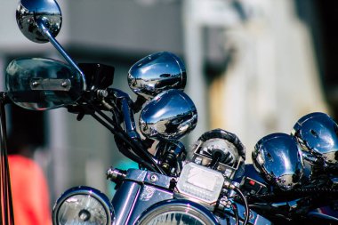 Paphos Kıbrıs 01 Mart 2020 'de Paphos sokaklarına park etmiş bir Zafer motosikletinin görüntüsü