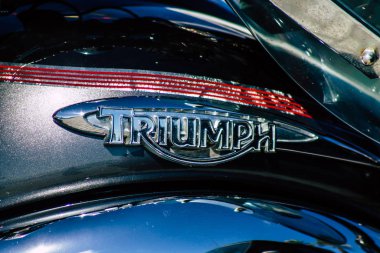 Paphos Kıbrıs 01 Mart 2020 'de Paphos sokaklarına park etmiş bir Zafer motosikletinin görüntüsü