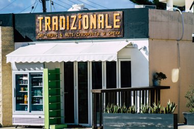 Paphos Kıbrıs 29 Şubat 2020 'de öğleden sonra Paphos caddelerinde bir mağazanın ön cephesine baktı