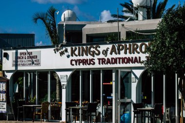 Paphos Kıbrıs 29 Şubat 2020 'de öğleden sonra Paphos caddelerinde bir mağazanın ön cephesine baktı