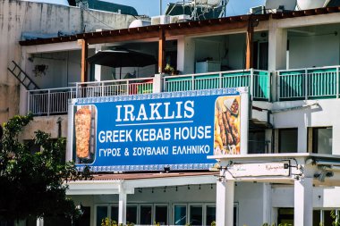 Paphos Kıbrıs 29 Şubat 2020 'de öğleden sonra Paphos caddelerinde bir mağazanın ön cephesine baktı