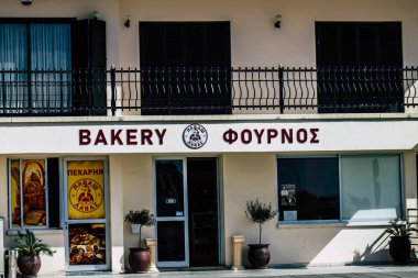 Paphos Kıbrıs 29 Şubat 2020 'de öğleden sonra Paphos caddelerinde bir mağazanın ön cephesine baktı