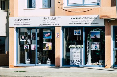 Paphos Kıbrıs 29 Şubat 2020 'de öğleden sonra Paphos caddelerinde bir mağazanın ön cephesine baktı