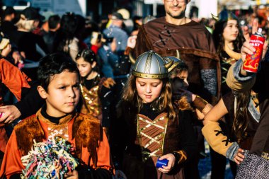 Paphos Kıbrıs Rum Kesimi 01 Mart 2020 Öğleden sonra Paphos karnavalına katılan kimliği belirsiz insanların görüntüsü