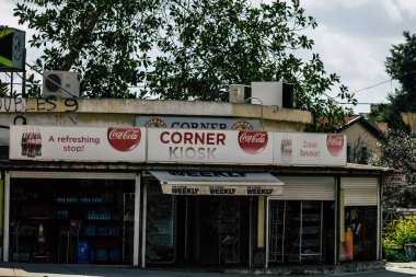 Paphos Kıbrıs 29 Şubat 2020 'de öğleden sonra Paphos caddelerinde bir mağazanın ön cephesine baktı