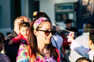 Paphos Kıbrıs Rum Kesimi 01 Mart 2020 Öğleden sonra Paphos karnavalına katılan kimliği belirsiz insanların görüntüsü