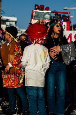 Paphos Kıbrıs Rum Kesimi 01 Mart 2020 Öğleden sonra Paphos karnavalına katılan kimliği belirsiz insanların görüntüsü