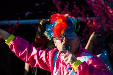 Paphos Kıbrıs Rum Kesimi 01 Mart 2020 Öğleden sonra Paphos karnavalına katılan kimliği belirsiz insanların görüntüsü