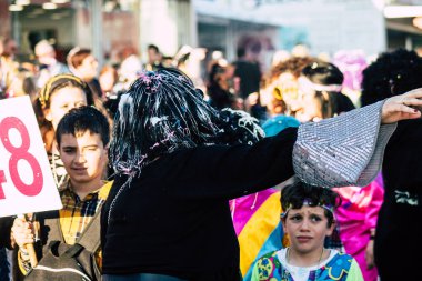 Paphos Kıbrıs Rum Kesimi 01 Mart 2020 Öğleden sonra Paphos karnavalına katılan kimliği belirsiz insanların görüntüsü