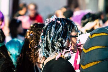 Paphos Kıbrıs Rum Kesimi 01 Mart 2020 Öğleden sonra Paphos karnavalına katılan kimliği belirsiz insanların görüntüsü