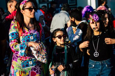 Paphos Kıbrıs Rum Kesimi 01 Mart 2020 Öğleden sonra Paphos karnavalına katılan kimliği belirsiz insanların görüntüsü