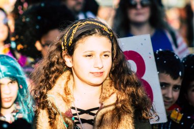 Paphos Kıbrıs Rum Kesimi 01 Mart 2020 Öğleden sonra Paphos karnavalına katılan kimliği belirsiz insanların görüntüsü