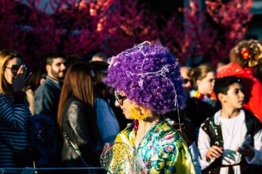 Paphos Kıbrıs Rum Kesimi 01 Mart 2020 Öğleden sonra Paphos karnavalına katılan kimliği belirsiz insanların görüntüsü