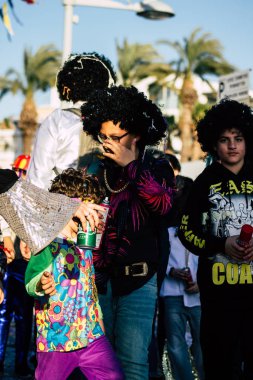 Paphos Kıbrıs Rum Kesimi 01 Mart 2020 Öğleden sonra Paphos karnavalına katılan kimliği belirsiz insanların görüntüsü