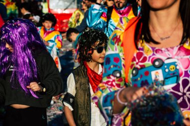 Paphos Kıbrıs Rum Kesimi 01 Mart 2020 Öğleden sonra Paphos karnavalına katılan kimliği belirsiz insanların görüntüsü