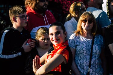 Paphos Kıbrıs Rum Kesimi 01 Mart 2020 Öğleden sonra Paphos karnavalına katılan kimliği belirsiz insanların görüntüsü