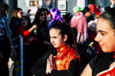 Paphos Kıbrıs Rum Kesimi 01 Mart 2020 Öğleden sonra Paphos karnavalına katılan kimliği belirsiz insanların görüntüsü