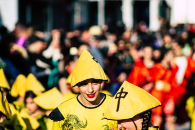 Paphos Kıbrıs Rum Kesimi 01 Mart 2020 Öğleden sonra Paphos karnavalına katılan kimliği belirsiz insanların görüntüsü