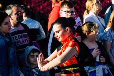 Paphos Kıbrıs Rum Kesimi 01 Mart 2020 Öğleden sonra Paphos karnavalına katılan kimliği belirsiz insanların görüntüsü