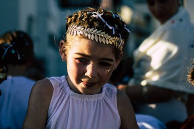 Paphos Kıbrıs Rum Kesimi 01 Mart 2020 Öğleden sonra Paphos karnavalına katılan kimliği belirsiz insanların görüntüsü