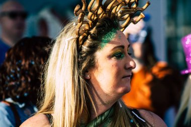 Paphos Kıbrıs Rum Kesimi 01 Mart 2020 Öğleden sonra Paphos karnavalına katılan kimliği belirsiz insanların görüntüsü