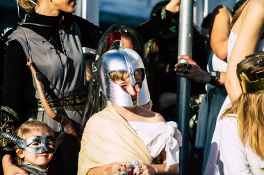 Paphos Kıbrıs Rum Kesimi 01 Mart 2020 Öğleden sonra Paphos karnavalına katılan kimliği belirsiz insanların görüntüsü