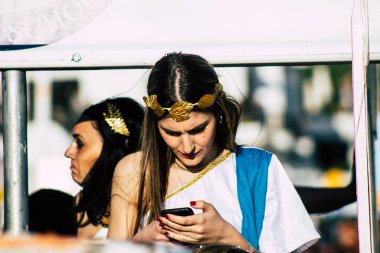 Paphos Kıbrıs Rum Kesimi 01 Mart 2020 Öğleden sonra Paphos karnavalına katılan kimliği belirsiz insanların görüntüsü