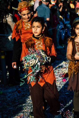 Paphos Kıbrıs Rum Kesimi 01 Mart 2020 Öğleden sonra Paphos karnavalına katılan kimliği belirsiz insanların görüntüsü