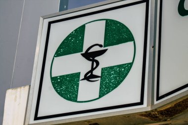 Paphos Kıbrıs 29 Şubat 2020 'de öğleden sonra Paphos sokaklarında ticari bir tabela görüldü