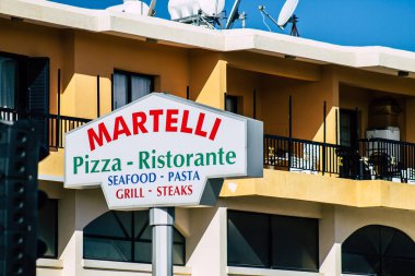 Paphos Kıbrıs 29 Şubat 2020 'de öğleden sonra Paphos sokaklarında ticari bir tabela görüldü