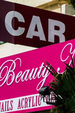 Paphos Kıbrıs 29 Şubat 2020 'de öğleden sonra Paphos sokaklarında ticari bir tabela görüldü