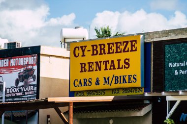 Paphos Kıbrıs 29 Şubat 2020 'de öğleden sonra Paphos sokaklarında ticari bir tabela görüldü