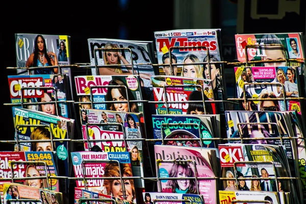 파포스 키프로스 2020 오후에 파포스의 거리에서 팔리고 잡지의 — 스톡 사진