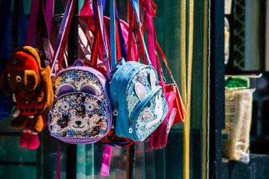 Paphos Kıbrıs Rum Kesimi 03 Mart 2020 Öğleden sonra Paphos 'ta bir hediyelik eşya dükkanında satılan dekoratif eşyaların manzarası