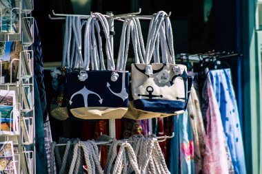 Paphos Kıbrıs Rum Kesimi 03 Mart 2020 Öğleden sonra Paphos 'ta bir hediyelik eşya dükkanında satılan dekoratif eşyaların manzarası